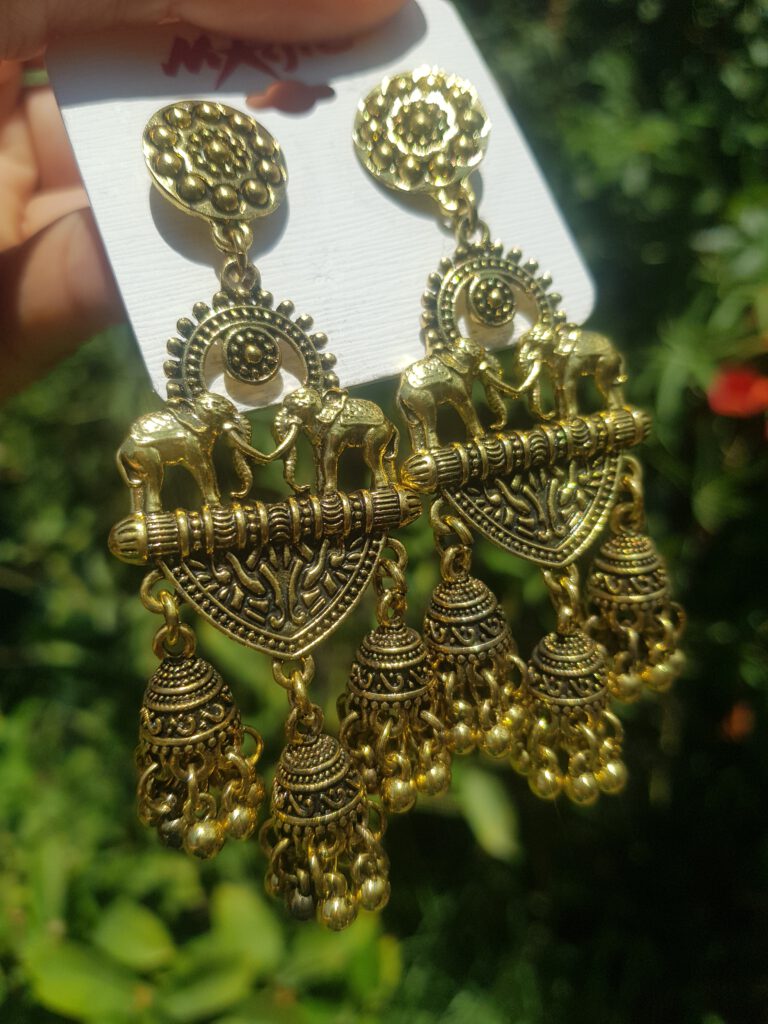 aros dorados, diseño de elefantes y jhumkas con perlas doradas